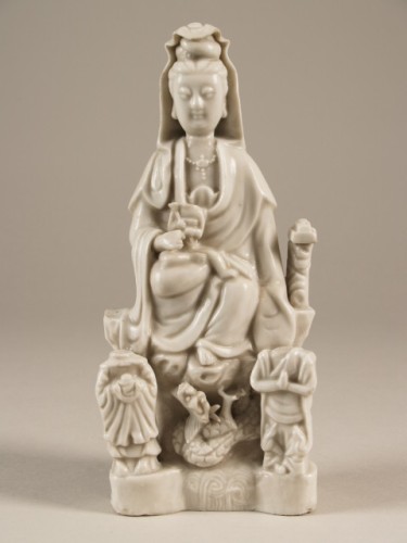 Godenbeeld, voorstellende een zittende Guanyin, blanc de chine